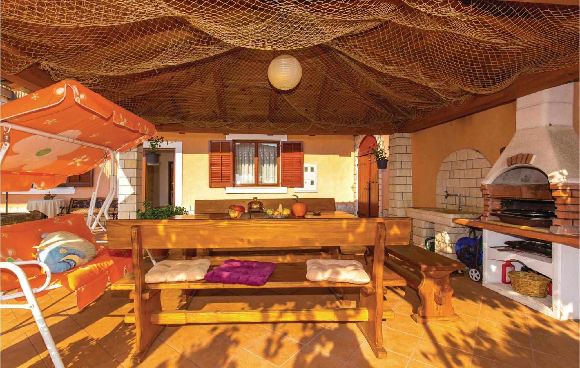 2 Bedroom Gorgeous Apartment In Kostrena Exterior foto