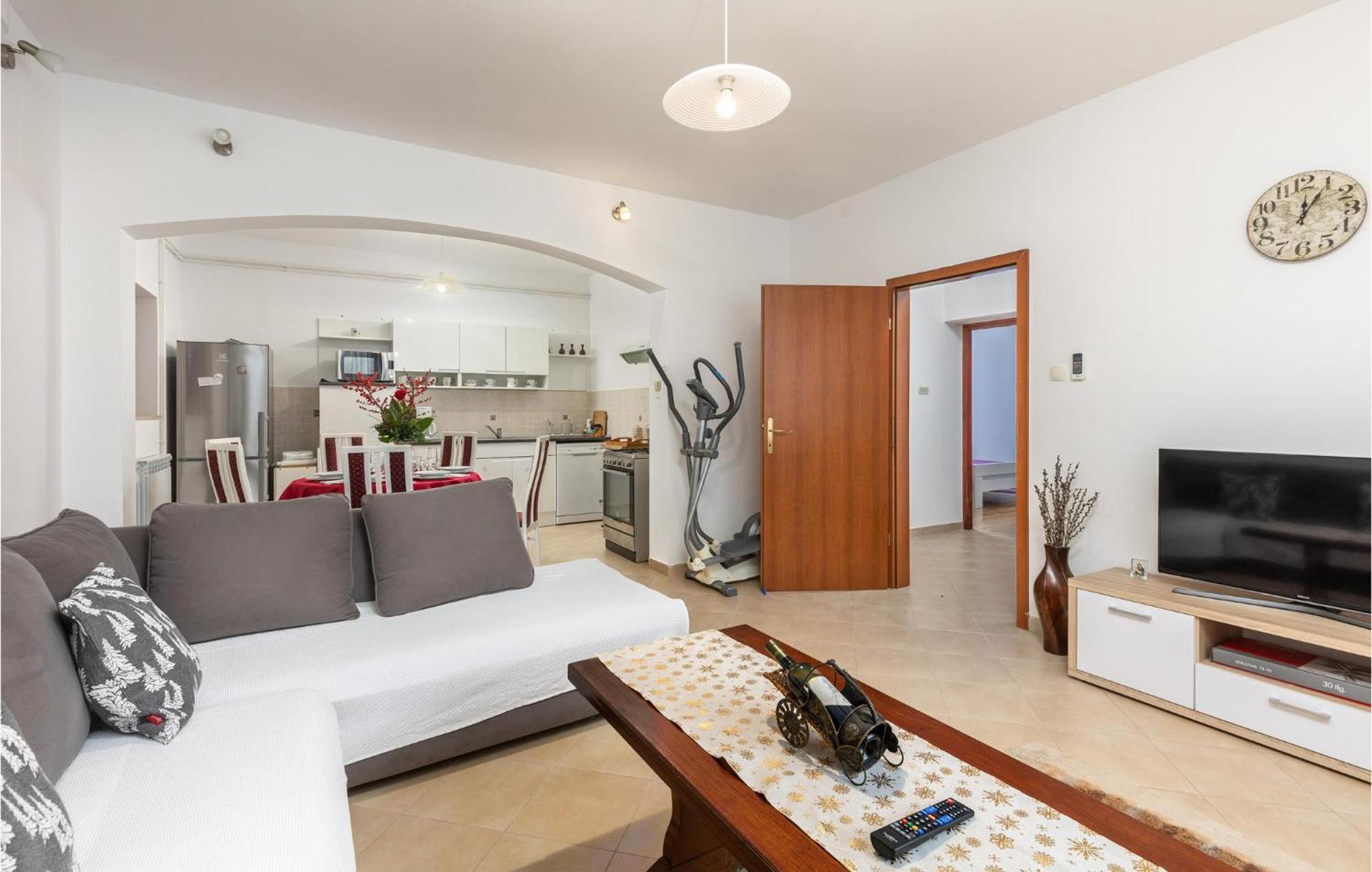 2 Bedroom Gorgeous Apartment In Kostrena Exterior foto